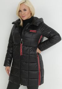 Born2be - Czarna Kurtka Pikowana Długa z Kontrastowymi Lampasami Feosa. Kolekcja: plus size. Kolor: czarny. Materiał: tkanina. Długość: długie. Wzór: aplikacja, gładki, geometria #5
