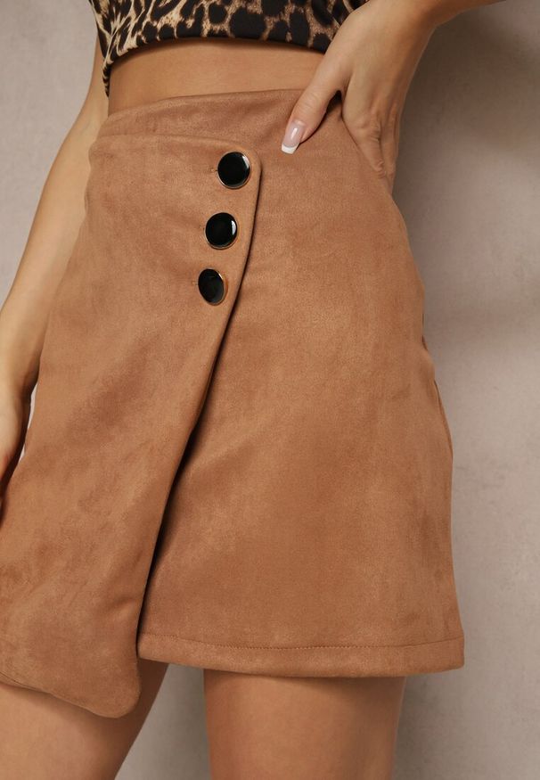 Renee - Beżowa Trapezowa Spódnica o Kopertowym Kroju z Guzikami Ilaraeth. Okazja: na co dzień. Kolor: beżowy. Styl: casual, klasyczny, elegancki