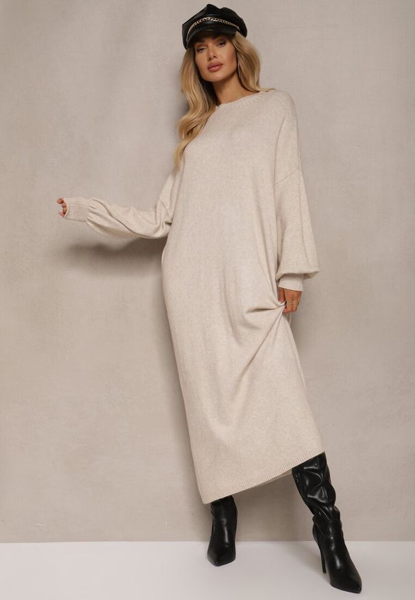 Renee - Jasnobeżowa Pudełkowa Sukienka z Wiskozą i Półgolfem Salindra. Kolor: beżowy. Materiał: wiskoza. Styl: elegancki