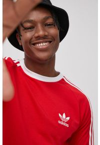 adidas Originals Longsleeve bawełniany HE9532 kolor czerwony. Okazja: na co dzień. Kolor: czerwony. Materiał: bawełna. Długość rękawa: długi rękaw. Styl: casual #1