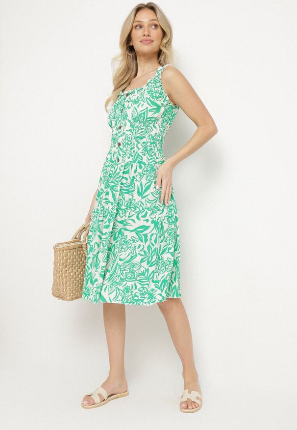 Born2be - Zielona Bawełniana Sukienka Rozkloszowana Ozdobiona Guzikami Lisavena. Okazja: na co dzień. Kolor: zielony. Materiał: bawełna. Wzór: aplikacja. Typ sukienki: rozkloszowane. Styl: casual, elegancki