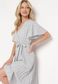 Born2be - Beżowo-Fioletowa Rozkloszowana Sukienka z Gumką w Pasie i Materiałowym Paskiem Prissa. Okazja: na co dzień. Typ kołnierza: dekolt w kształcie V. Kolor: beżowy. Materiał: materiał. Długość rękawa: krótki rękaw. Styl: elegancki, casual #6