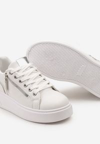Born2be - Białe Sneakersy na Platformie Ozdobione Suwakami Halimedia. Nosek buta: okrągły. Zapięcie: sznurówki. Kolor: biały. Materiał: materiał. Wzór: aplikacja. Obcas: na platformie. Wysokość obcasa: niski