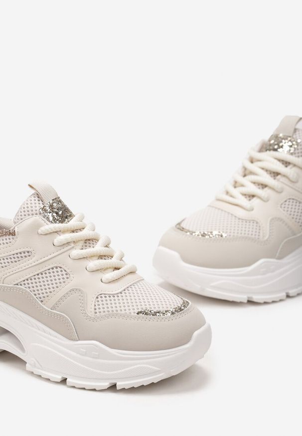 Renee - Beżowe Sneakersy na Grubej Podeszwie z Siateczką i Błyszczącymi Detalami Xernnia. Nosek buta: okrągły. Zapięcie: sznurówki. Kolor: beżowy. Materiał: materiał. Obcas: na obcasie. Wysokość obcasa: niski