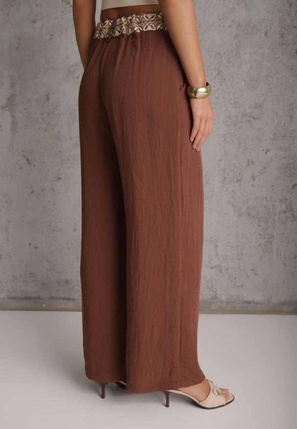 Renee - Brązowe Spodnie z Wiskozy High Waist Ozdobione Geometrycznym Motywem Iomane. Okazja: na co dzień. Stan: podwyższony. Kolor: brązowy. Materiał: wiskoza. Wzór: aplikacja, geometria. Styl: casual
