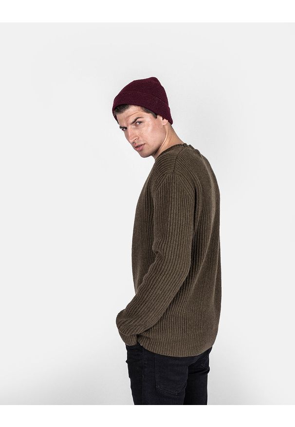Les Hommes Sweter | LJK106-656U | Round Neck Sweater With Asymetric Zip | Mężczyzna | Khaki. Okazja: na co dzień. Kolor: brązowy. Materiał: wełna. Wzór: aplikacja. Styl: casual