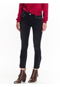 TOP SECRET - Spodnie jeansowe czarne z ozdobnymi przeplotami, długość przed kostkę. Okazja: na co dzień. Kolor: czarny. Materiał: jeans. Sezon: zima, jesień. Styl: casual #4