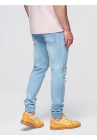Ombre Clothing - Spodnie męskie JOGGERY jeansowe z efektem sprania - jasnoniebieskie V1 - Rozmiar: S. Okazja: na co dzień. Kolor: niebieski. Materiał: jeans. Wzór: aplikacja. Styl: casual, elegancki #11