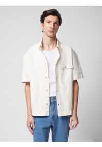 outhorn - Koszula oversize jeansowa z krótkim rękawem męska Outhorn - złamana biel. Kolor: biały. Materiał: jeans. Długość rękawa: krótki rękaw. Długość: krótkie. Wzór: nadruk #1