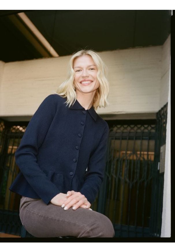 Reserved - Sweter z baskinką - granatowy. Kolor: niebieski. Materiał: dzianina, wiskoza