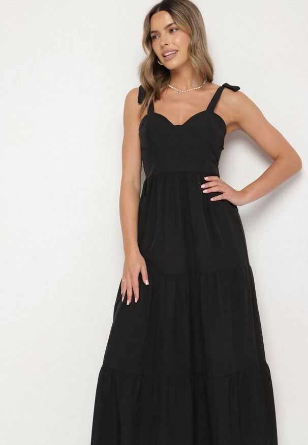 Born2be - Czarna Rozkloszowana Sukienka z Wiskozą Ozdobiona Wiązaniem na Ramiączkach Meravessa. Okazja: na spacer. Kolor: czarny. Materiał: wiskoza. Długość rękawa: na ramiączkach. Wzór: aplikacja