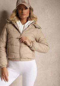 Renee - Ciemnobeżowa Kurtka z Odpinanym Kapturem Ozdobiona Pikowaniem Jolvesa. Okazja: na co dzień, na spacer. Kolor: beżowy. Materiał: jeans. Wzór: aplikacja. Styl: elegancki, casual #5