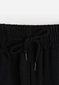 Born2be - Czarne Spodnie z Prostą Nogawką i Kieszeniami oraz Sznurkiem w Talii Qulai. Okazja: na co dzień, na spacer. Kolor: czarny. Styl: klasyczny, casual #4