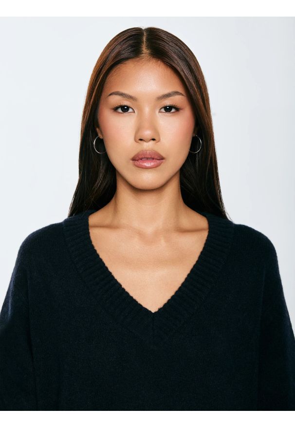 Big-Star - Sukienka damska dzianinowa z dodatkiem wełny czarna Julita 906. Okazja: do pracy, na co dzień. Typ kołnierza: dekolt w serek. Kolor: czarny. Materiał: dzianina, wełna. Wzór: aplikacja. Typ sukienki: proste. Styl: casual, klasyczny