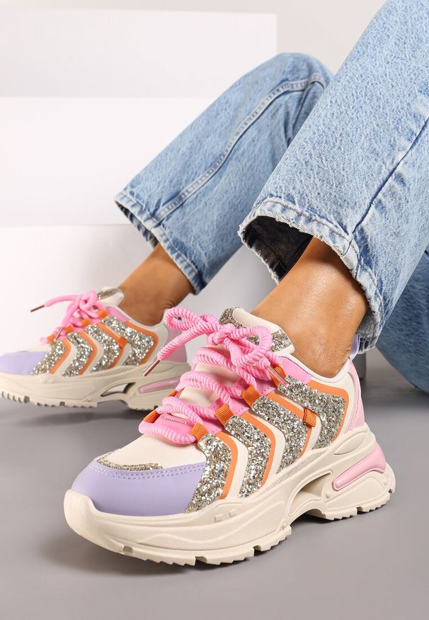 Renee - Beżowo-Fioletowe Sznurowane Sneakersy na Platformie Ozdobione Brokatem Ewla. Okazja: na co dzień. Kolor: beżowy. Materiał: jeans. Wzór: aplikacja. Obcas: na platformie