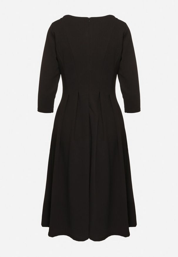 Born2be - Czarna Rozkloszowana Sukienka Ozdobiona Przeszyciami Reamira. Okazja: na co dzień. Typ kołnierza: dekolt w łódkę. Kolor: czarny. Wzór: aplikacja. Styl: casual, elegancki