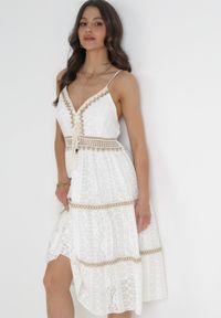 Born2be - Biała Sukienka Midi na Ramiączkach z Ozdobnym Dekoltem i Ażurową Wstawką Aryel. Kolor: biały. Długość rękawa: na ramiączkach. Wzór: ażurowy. Typ sukienki: rozkloszowane. Długość: midi #1