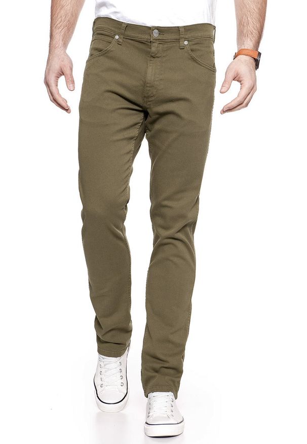 Wrangler - WRANGLER SPODNIE MĘSKIE GREENSBORO DUFFLEBAG GREEN W15QDV15U. Okazja: do pracy, na spacer, na spotkanie biznesowe. Kolor: zielony. Materiał: bawełna, jeans, materiał, elastan, tkanina, włókno. Wzór: aplikacja, nadruk. Sezon: lato. Styl: sportowy, klasyczny, elegancki, biznesowy