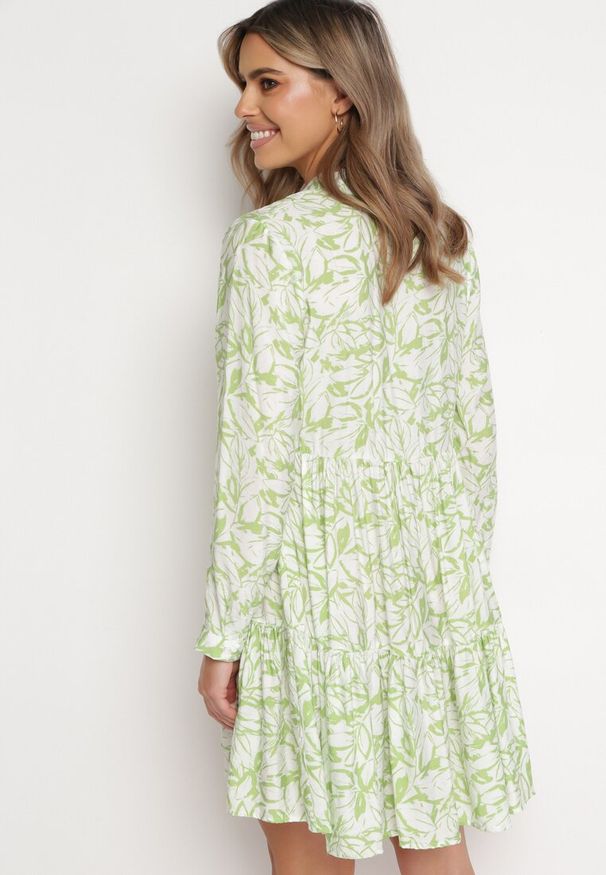 Born2be - Zielono-Biała Sukienka Mini Rozkloszowana Ozdobiona Motywem Liści z Falbanką Eralia. Kolor: zielony. Materiał: materiał. Wzór: aplikacja. Sezon: wiosna. Długość: mini