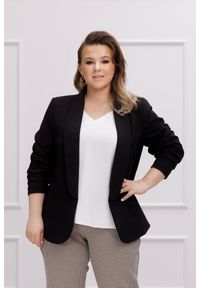 Moda Size Plus Iwanek - Elegancki czarny żakiet Neva XXL OVERSIZE WIOSNA. Kolor: czarny. Materiał: bawełna, tkanina, poliester. Długość rękawa: krótki rękaw. Długość: krótkie. Sezon: wiosna. Styl: elegancki