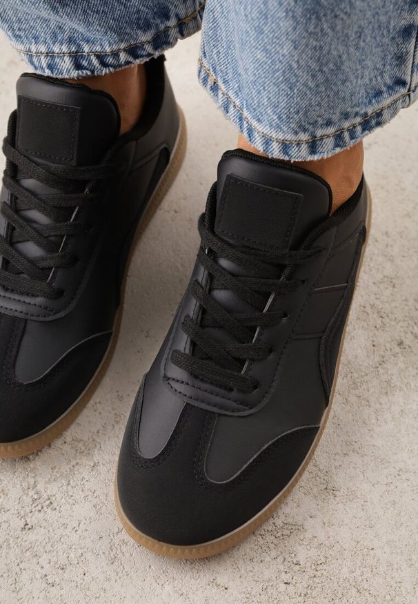 Renee - Czarne Sneakersy z Ozdobnymi Przeszyciami przed Kostkę Redala. Okazja: na co dzień, na imprezę. Wysokość cholewki: przed kostkę. Kolor: czarny. Materiał: materiał, jeans