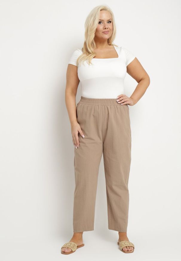 Born2be - Ciemnobeżowe Klasyczne Spodnie Bawełniane z Gumką w Pasie Olozi. Okazja: na co dzień. Kolekcja: plus size. Kolor: beżowy. Materiał: bawełna. Styl: klasyczny