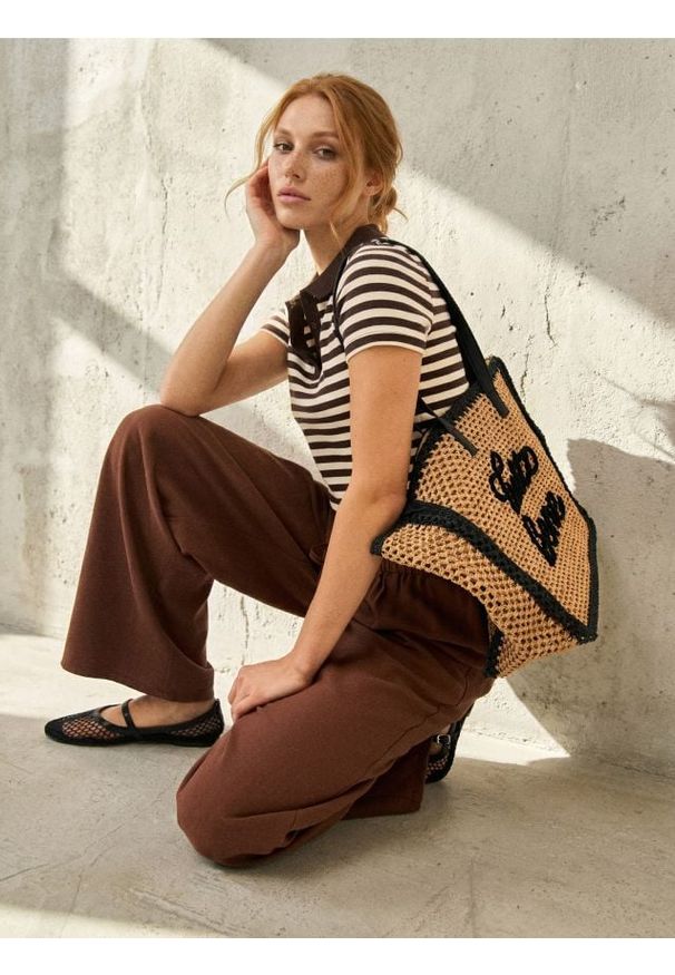 Sinsay - Bawełniana koszulka polo w paski - brązowy. Typ kołnierza: polo. Kolor: brązowy. Materiał: bawełna. Wzór: paski