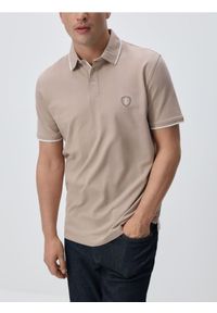 Reserved - Koszulka polo regular fit - beżowy. Typ kołnierza: polo. Kolor: beżowy. Materiał: bawełna, dzianina