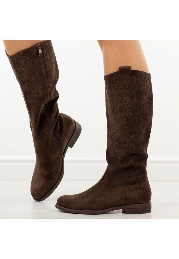 Brązowe ażurowe kozaki damskie S.Barski 8022. Okazja: na co dzień. Kolor: brązowy. Szerokość cholewki: normalna. Wzór: ażurowy. Materiał: zamsz. Sezon: wiosna, jesień. Obcas: na obcasie. Styl: casual, elegancki, klasyczny. Wysokość obcasa: niski