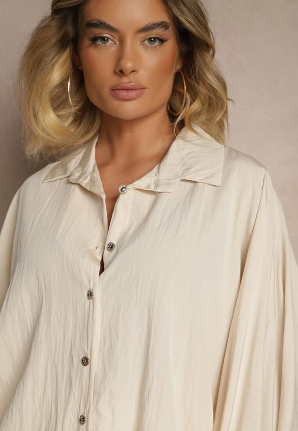 Renee - Jasnobeżowa Koszula z Wiskozą w Stylu Nietoperza Sonarielia. Okazja: na co dzień. Typ kołnierza: kołnierzyk klasyczny. Kolor: beżowy. Materiał: wiskoza. Długość: krótkie. Styl: klasyczny, casual, elegancki