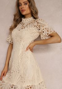 Renee - Beżowa Sukienka Aeryse. Kolor: beżowy. Materiał: koronka. Wzór: koronka, aplikacja. Długość: mini