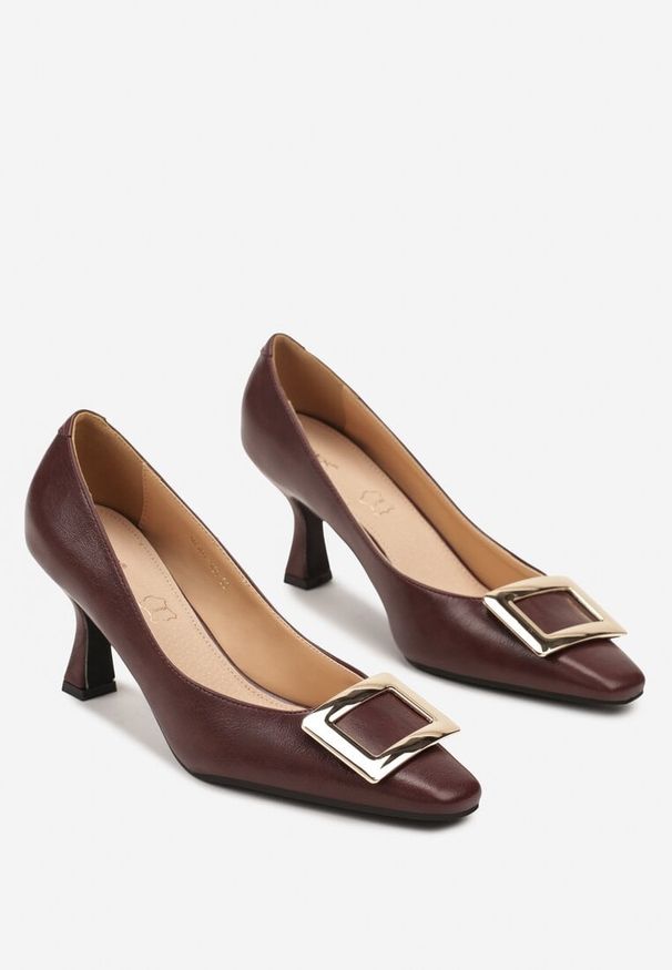 Renee - Bordowe Czółenka Vices ze Skórzaną Wkładką i Metaliczną Klamerką Berrine. Okazja: na spotkanie biznesowe. Kolor: czerwony. Materiał: skóra. Obcas: na obcasie. Styl: biznesowy, retro. Wysokość obcasa: niski