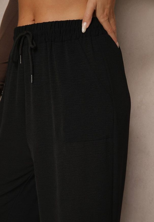 Renee - Czarne Szerokie Spodnie z Wiskozą z Gumką w Pasie Lealirre. Okazja: na co dzień. Kolor: czarny. Materiał: wiskoza. Wzór: gładki. Styl: casual