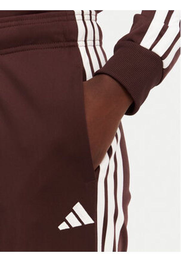 Adidas - adidas Dres Essentials 3-Stripes JD2683 Brązowy Regular Fit. Kolor: brązowy. Materiał: syntetyk