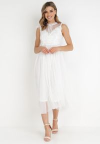 Born2be - Biała Sukienka Clymotis. Typ kołnierza: kołnierzyk stójkowy, kołnierz z falbankami. Kolor: biały. Materiał: koronka. Długość rękawa: bez rękawów. Długość: midi #6