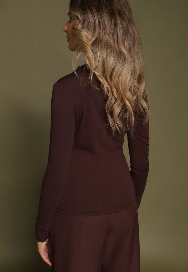 Born2be - Brązowa Wiskozowa Bluzka z Asymetrycznym Dekoltem Clatide. Okazja: do pracy, na spotkanie biznesowe. Kolor: brązowy. Materiał: wiskoza. Styl: biznesowy, elegancki