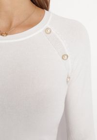 Born2be - Biały Sweter o Klasycznym Fasonie z Ozdobnymi Guzikami Sellis. Kolor: biały. Sezon: jesień, zima. Styl: klasyczny #3