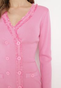 Born2be - Fuksjowa Sukienka Sweterkowa Dwurzędowa z Guzikami i Ozdobnymi Frędzlami Vluona. Kolor: różowy. Materiał: materiał #6