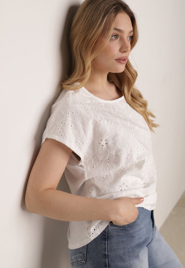 Born2be - Biała Bluzka Bawełniana z Ażurowymi Wycięciami Ryrlea. Okazja: na co dzień. Kolor: biały. Materiał: bawełna. Długość: długie. Wzór: ażurowy. Styl: casual, klasyczny