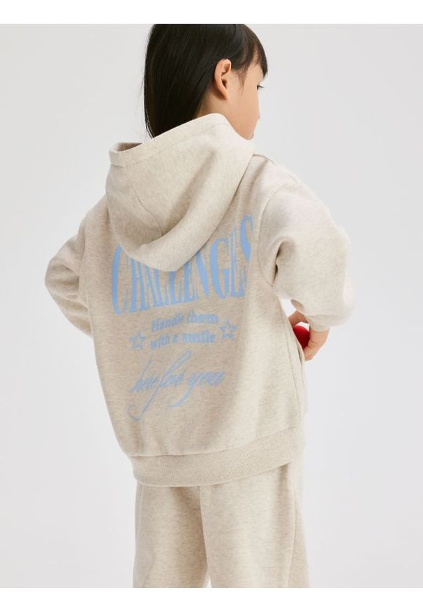 Reserved - Bluza z napisem na plecach - beżowy. Typ kołnierza: kaptur. Kolor: beżowy. Materiał: bawełna. Wzór: napisy