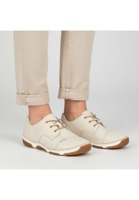 Półbuty damskie Rieker, niska klasyczna forma z wiązaniem elastyczna podeszwa zapewniająca komfort chodzenia, białe, 55920-80. Kolor: biały. Styl: klasyczny #1