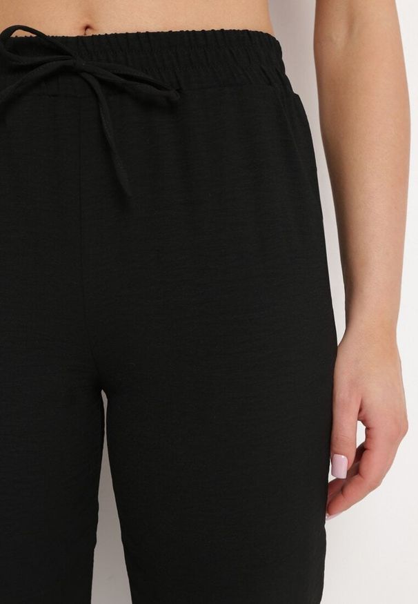 Born2be - Czarne Spodnie Wiązane Troczkiem w Pasie ze Zwężającymi się Nogawkami Starila. Okazja: na co dzień. Kolor: czarny. Materiał: len. Styl: wakacyjny, casual, elegancki