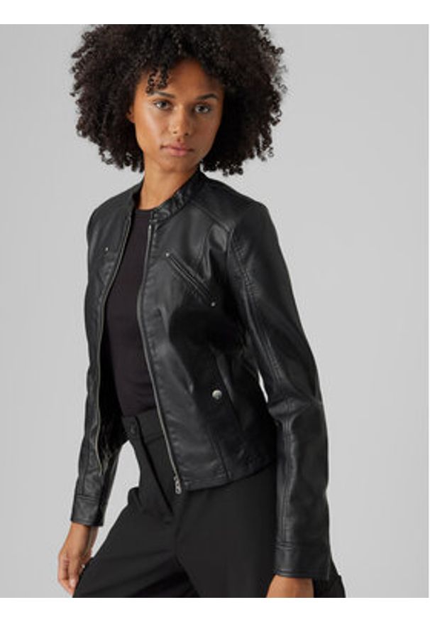 Vero Moda Kurtka z imitacji skóry Favodona 10288555 Czarny Regular Fit. Kolor: czarny. Materiał: skóra
