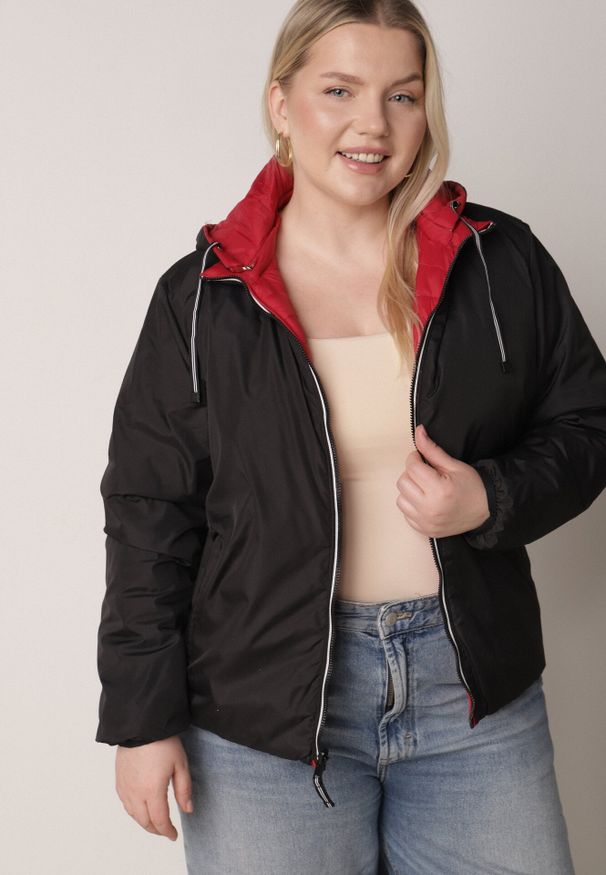 Born2be - Czerwono-Czarna Przejściowa Kurtka Dwustronna z Pikowaniem i Kapturem Azirane. Okazja: na co dzień. Typ kołnierza: kaptur. Kolekcja: plus size. Kolor: czerwony. Materiał: jeans. Styl: casual, elegancki