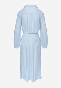 Born2be - Niebieska Sukienka Plisowana o Koszulowym Kroju z Paskiem z Klamrą Efronta. Okazja: na co dzień. Typ kołnierza: kołnierzyk klasyczny. Kolor: niebieski. Materiał: jeans. Długość rękawa: długi rękaw. Wzór: aplikacja. Typ sukienki: koszulowe. Styl: casual, elegancki, klasyczny #4