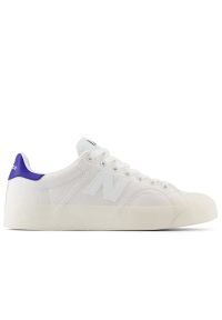 Buty New Balance BB100OG - białe. Kolor: biały. Materiał: dresówka, materiał, syntetyk, guma. Szerokość cholewki: normalna. Wzór: nadruk. Obcas: na platformie