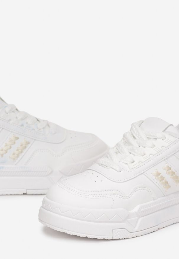 Born2be - Białe Sznurowane Sneakersy na Płaskiej Grubej Podeszwie z Perforacją Pinnella. Wysokość cholewki: przed kostkę. Kolor: biały. Szerokość cholewki: normalna