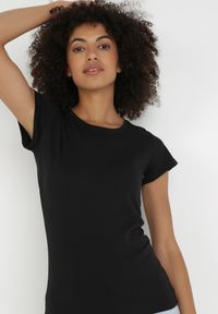 Born2be - Czarny T-shirt Gathanthei. Okazja: na co dzień, do domu. Kolor: czarny. Materiał: dresówka, bawełna, dzianina, jeans. Długość rękawa: krótki rękaw. Długość: krótkie. Wzór: gładki. Styl: sportowy, klasyczny, casual #6