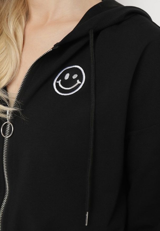 Born2be - Czarna Bluza z Wyszytą Buźką i Kapturem Ściąganym Troczkami Ilexa. Kolor: czarny. Materiał: dzianina