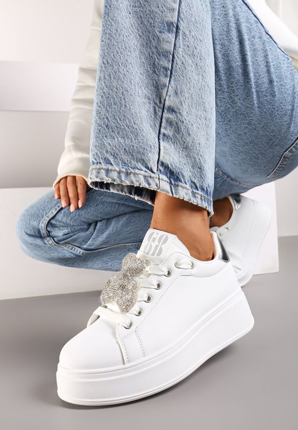 Renee - Biało-Srebrne Sneakersy Ozdobione Brokatowym Misiem Nevithaya. Okazja: na co dzień. Kolor: biały. Materiał: jeans. Wzór: aplikacja